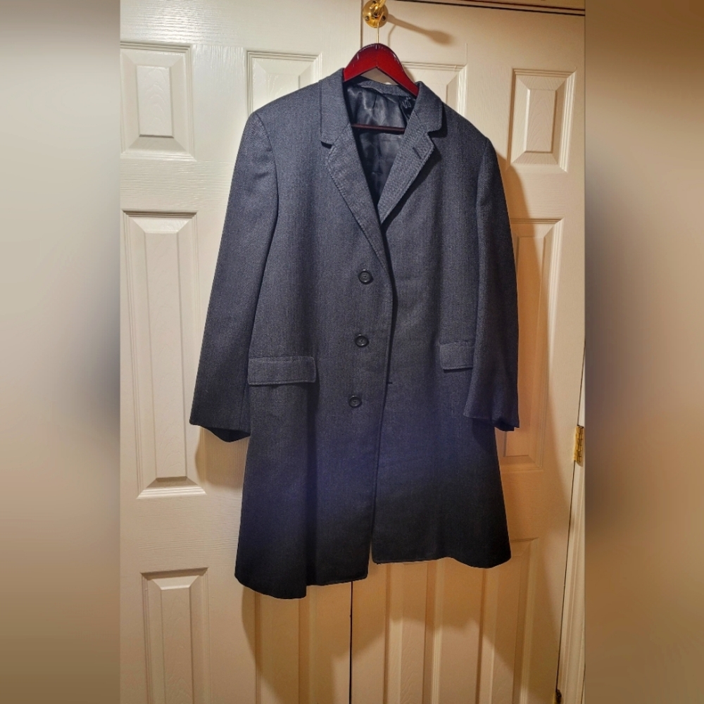 Vintage harts Schaffner and Marx top coat.  Perfect shape. No flaws. Beautiful